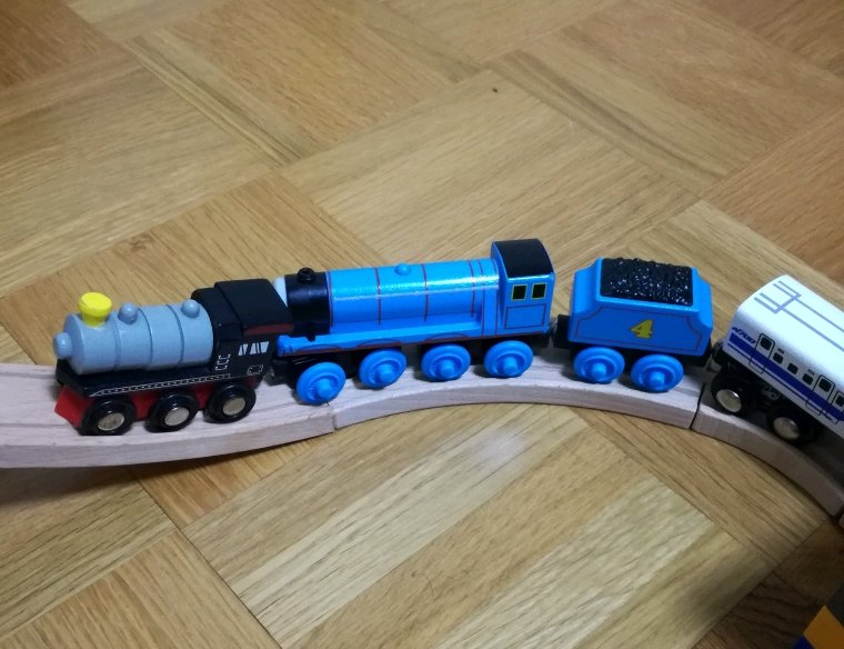 1歳の子供が木製列車で遊ぶ