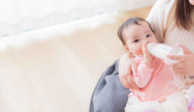 ママにミルクを飲ませてもらっている赤ちゃん