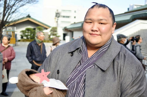 お相撲さん(北勝富士)に抱っこされる赤ちゃん